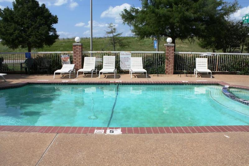 Quality Inn & Suites Fort Worth Exterior photo